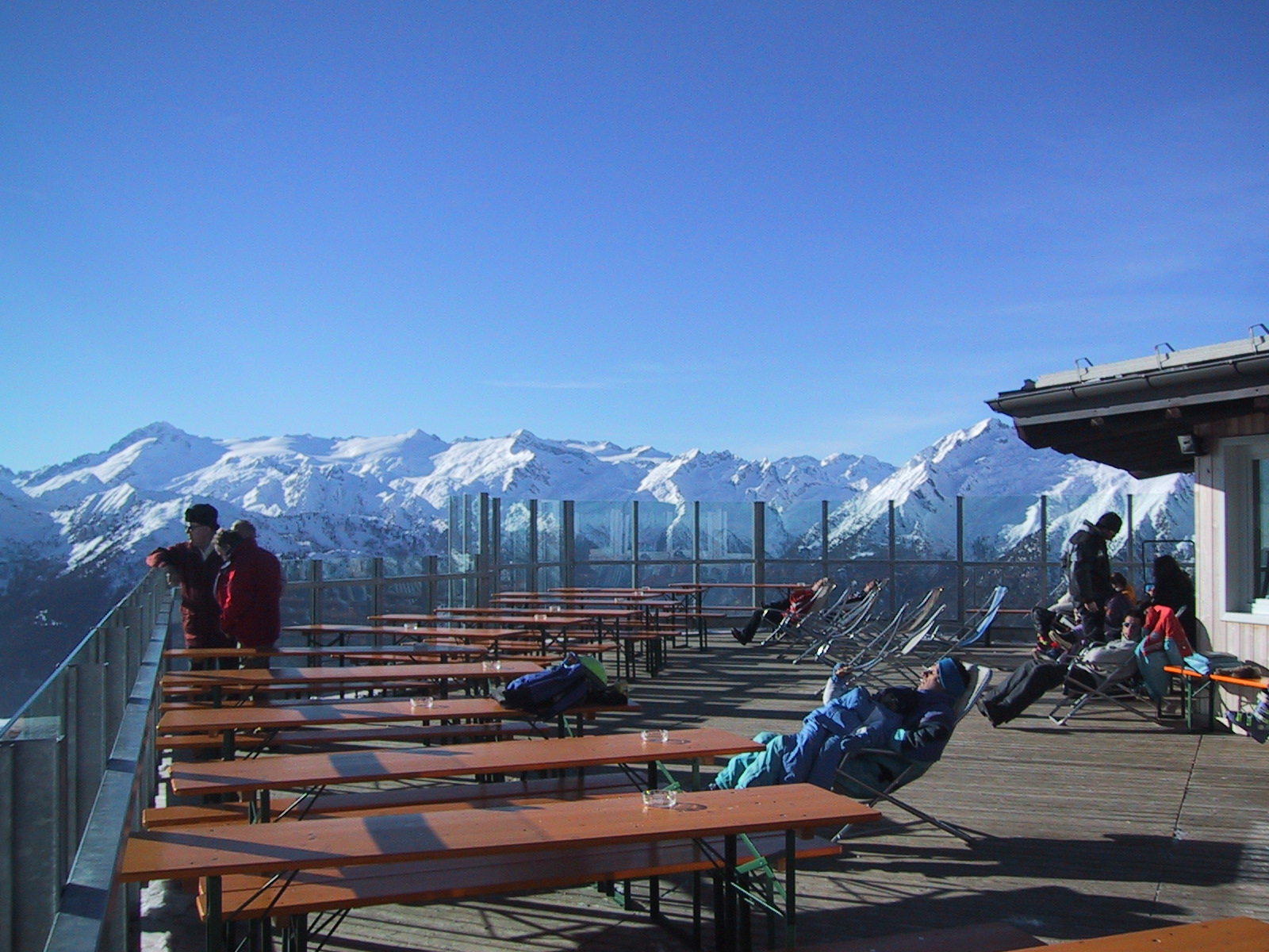 Il Ghiacciaio dell'Adamello dalla terrazza solarium del Rifugio Doss del Sabion inverno sulle piste del Doss del Sabion