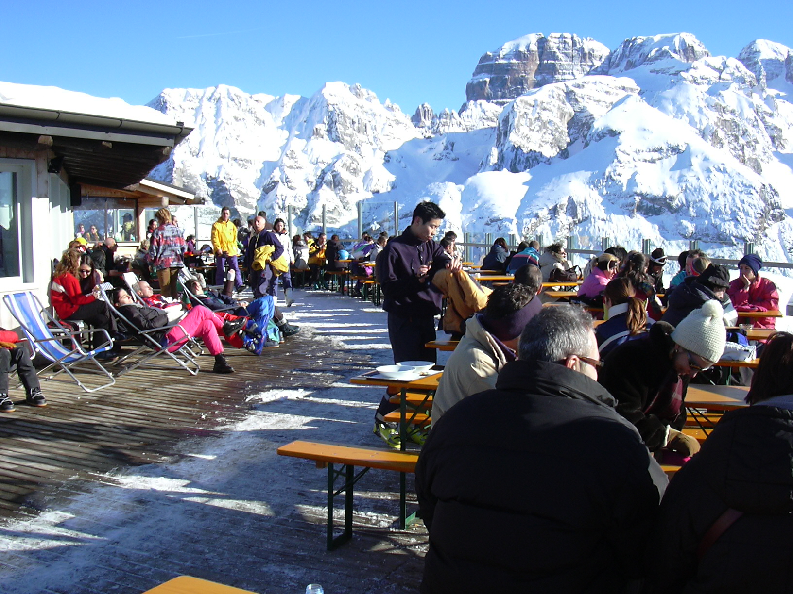 La terrazza solarium del Rifugio Doss del Sabion inverno sulle piste del Doss del Sabion